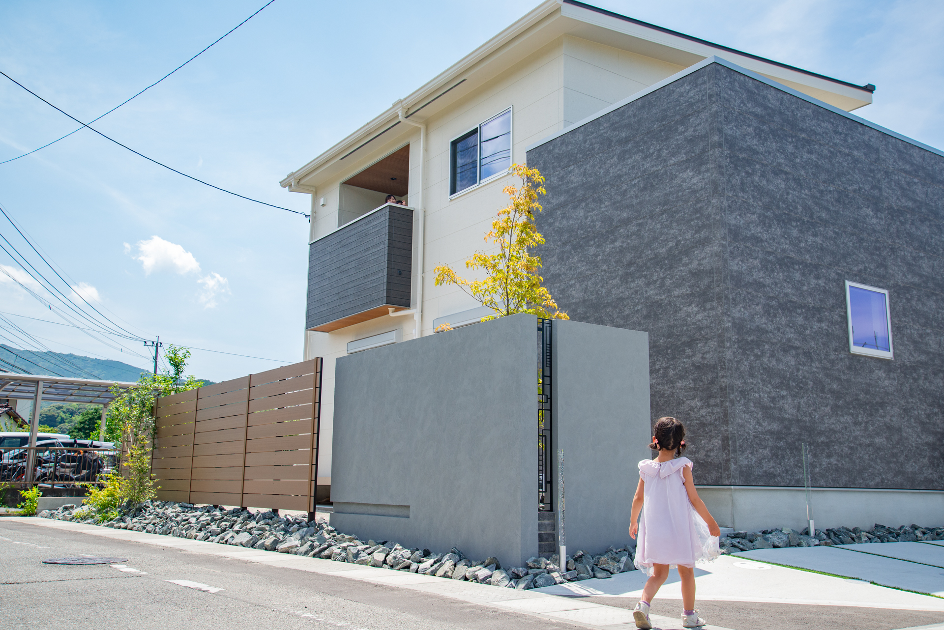 キッチンからリビング・中庭が見える間取り