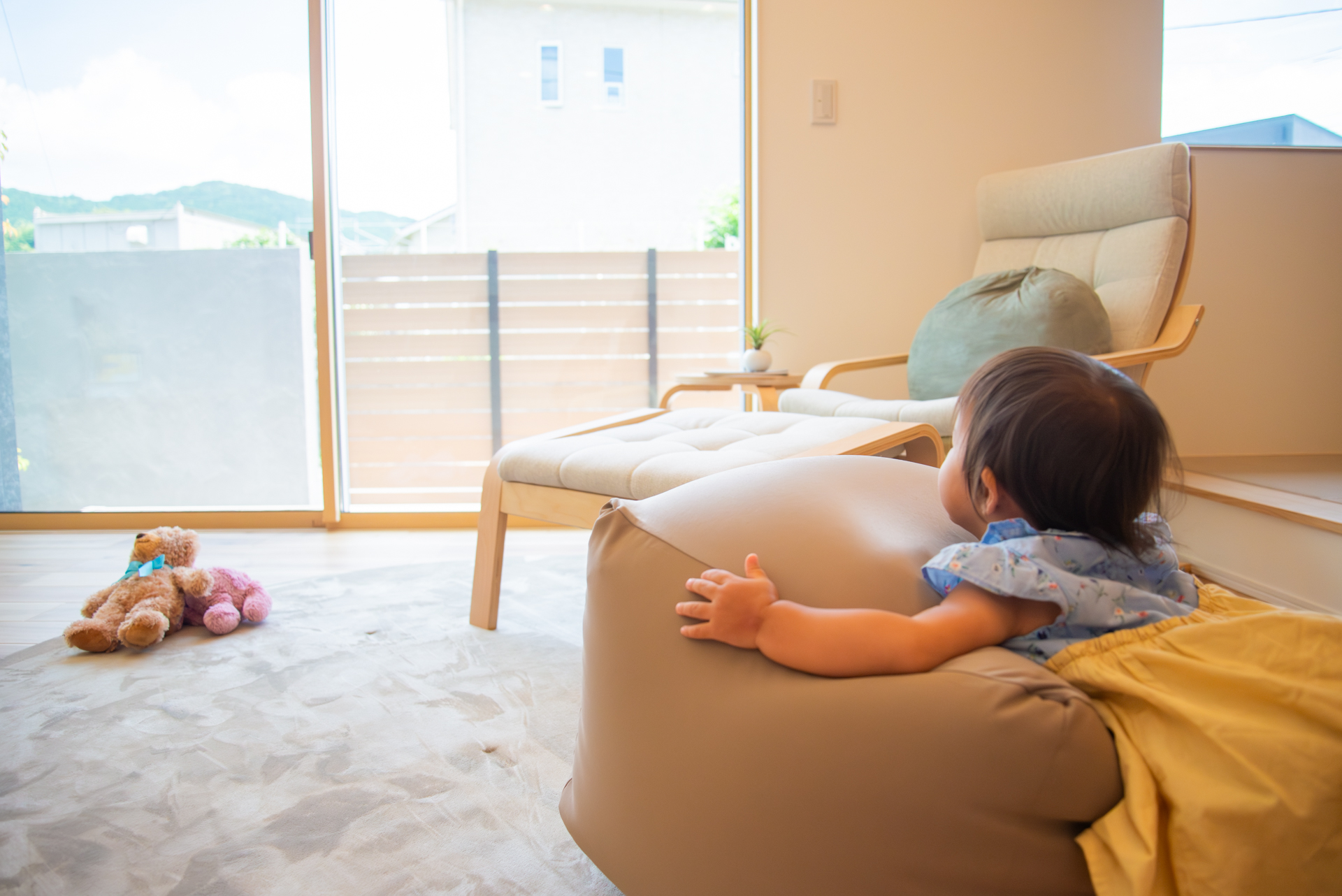 キッチン横にあるパントリーから洗面台・バスルームに繋がる様子