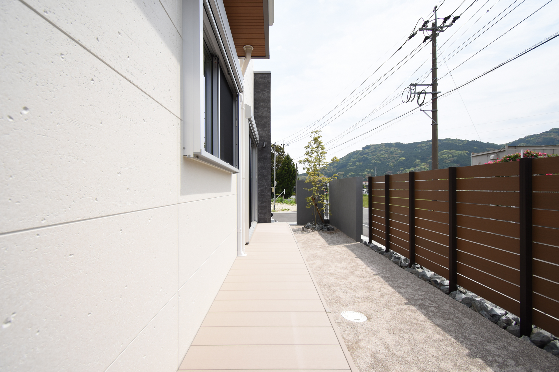 デッキ付きの庭の画像